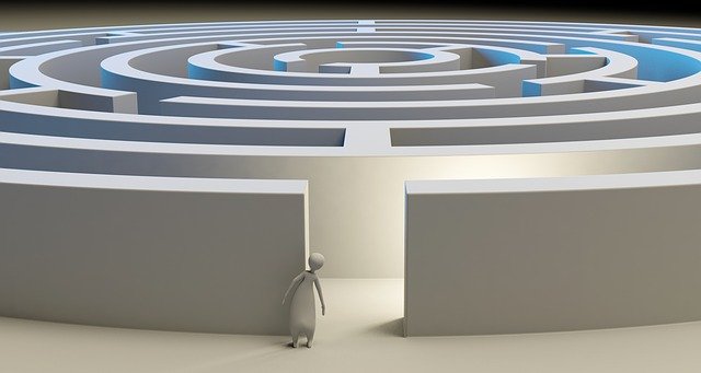 How to choose Thai web hosting (image of man at a maze)